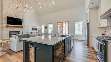 House (6 Bedrooms) | Interior