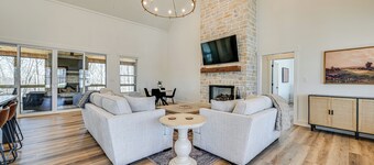 Nolin Lake Views: Spacious Home in Clarkson!