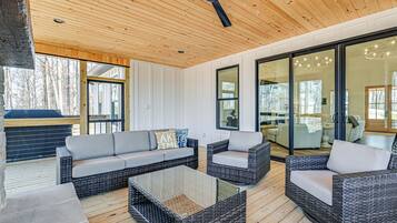 House (6 Bedrooms) | Interior