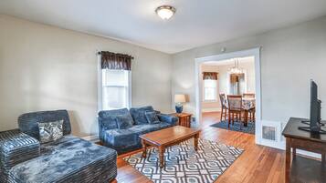 Apartment (2 Bedrooms) | Living area | TV