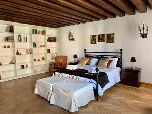 Classic-Vierbettzimmer | Individuell dekoriert, individuell eingerichtet, Schreibtisch