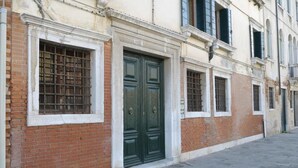 Unclassified image, 4 of 30, button - Canal Riva Di Biasio (Venice)