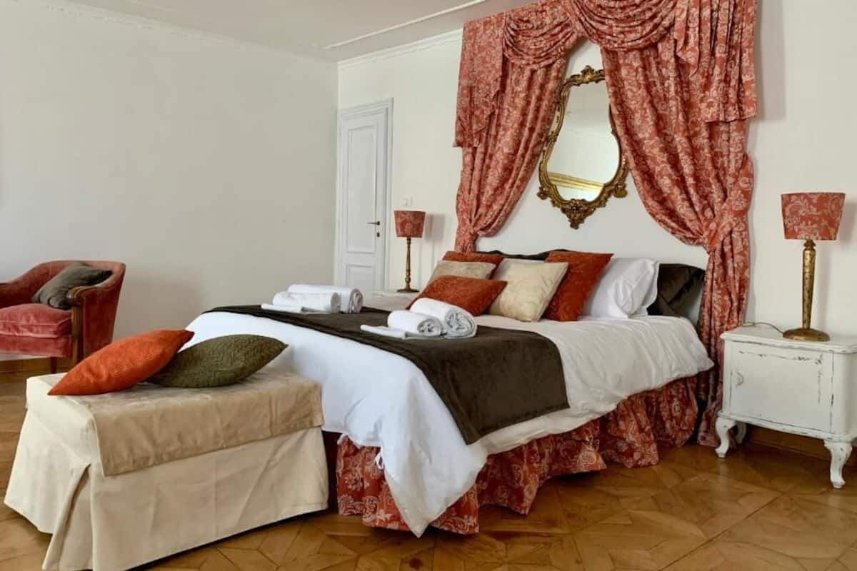 Deluxe studio suite, uitzicht op kanaal | Individueel gedecoreerd, individueel gemeubileerd, een bureau