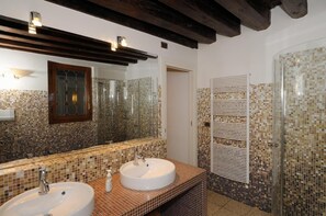 Deluxe Studio Suite, Canal View | Bathroom shower - Canal Riva Di Biasio (Venice)