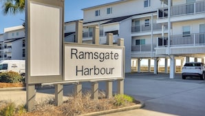 Señal de Ramsgate Harbour con un edificio de varios pisos al fondo.