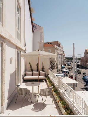 Laptop workspace, soundproofing, iron/ironing board, free WiFi - LIOZ Lisboa (Lisbon)