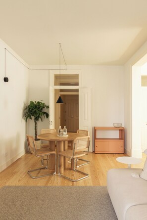 Laptop workspace, soundproofing, iron/ironing board, free WiFi - LIOZ Lisboa (Lisbon)