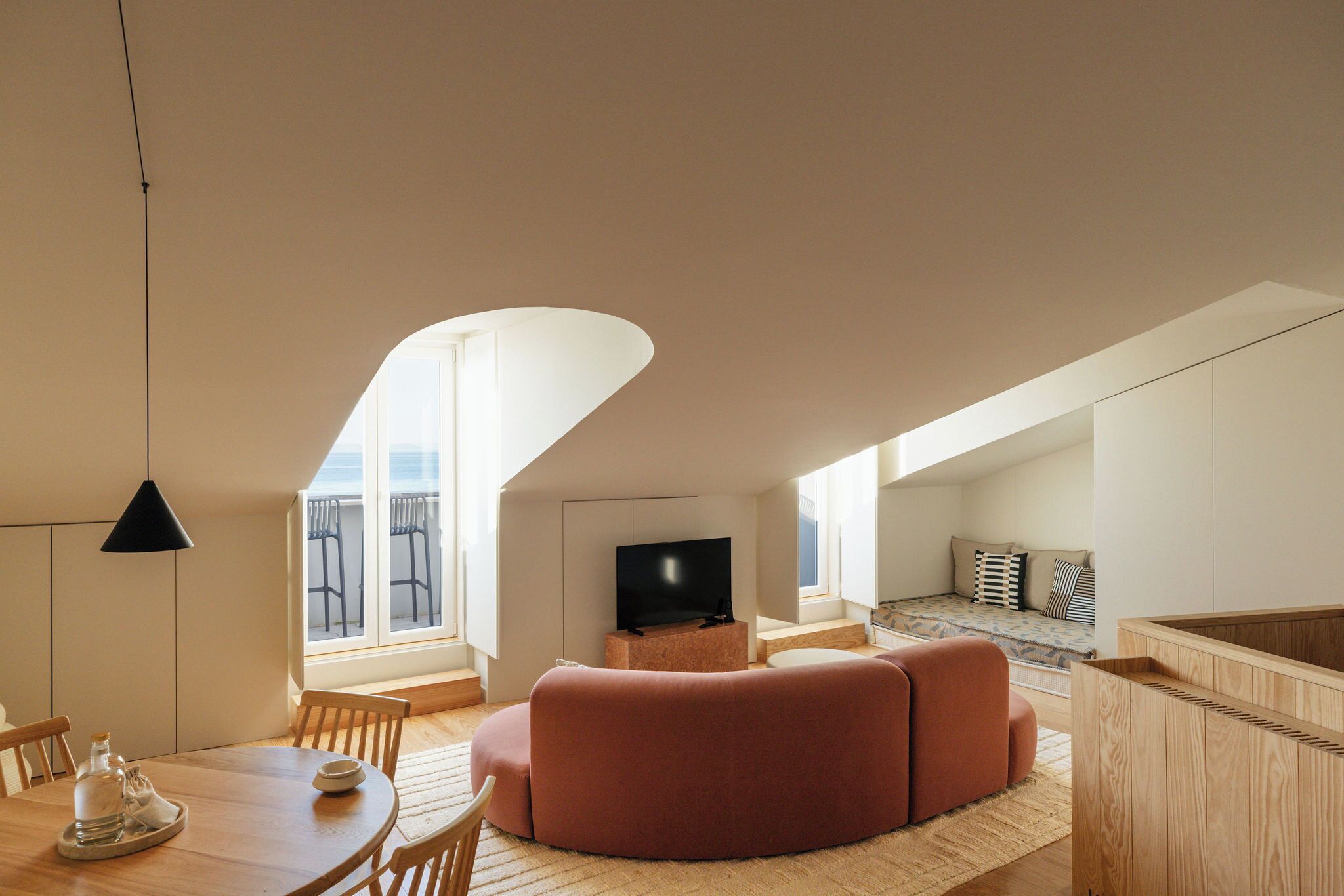 Superior-Apartment, 2 Schlafzimmer, Flussblick | Laptopgeeigneter Arbeitsplatz, schallisolierte Zimmer