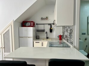 冰箱、微波炉、茶具/咖啡用具、烤面包机