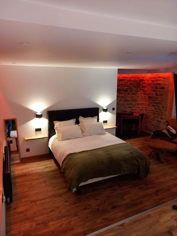 1 bedroom, bed sheets