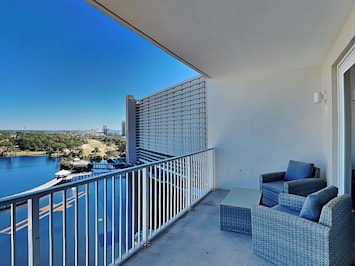 Welcome to Laketown Wharf #1137