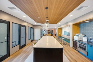 Apartment | 2 bedrooms - Luxury 2BR by Oneluxstay (Los Angeles)