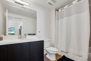 Bathroom - Luxury 2BR by Oneluxstay (Los Angeles)