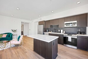 Private kitchen - Luxury 2BR by Oneluxstay (Los Angeles)