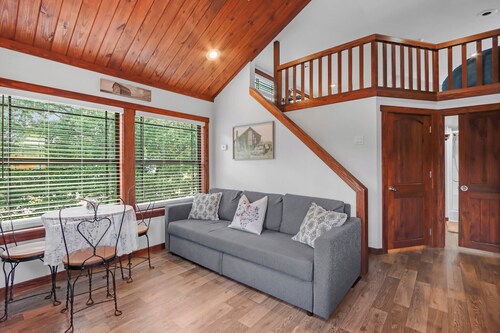 Charming Tiny House Near Lake & Springs