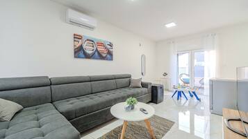 Deluxe-Apartment, Meerblick | Wohnbereich | 100-cm-Flachbildfernseher mit Satellitenempfang