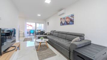 Deluxe-Apartment, Meerblick | Wohnbereich | 100-cm-Flachbildfernseher mit Satellitenempfang