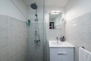 Séchoir à cheveux, serviettes fournies, papier de toilette