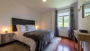 1 slaapkamer, een strijkplank/strijkijzer, wifi, beddengoed