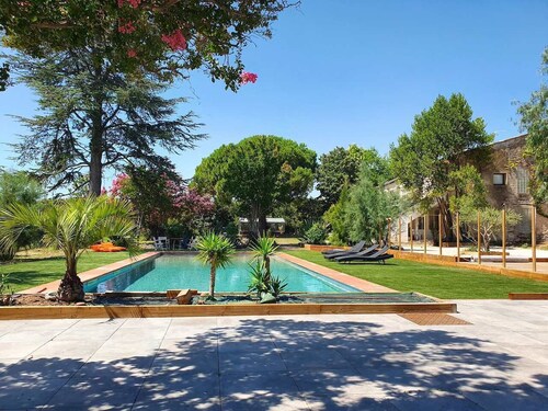 Enchanting interlude, mas de caractère, large swimming pool, landscaped grounds