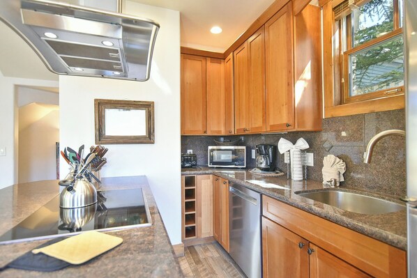 Køleskab, mikrobølgeovn, ovn, kogeplade