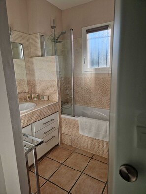 Een douche, een haardroger, handdoeken, zeep