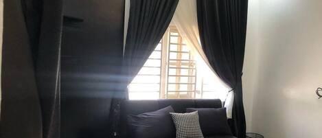 2 bedrooms, iron/ironing board, WiFi