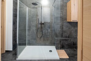 Shower, hair dryer, towels, soap - NOMAD APARTMENTS - 2G Apartment in the center of Charleroi (Charleroi)