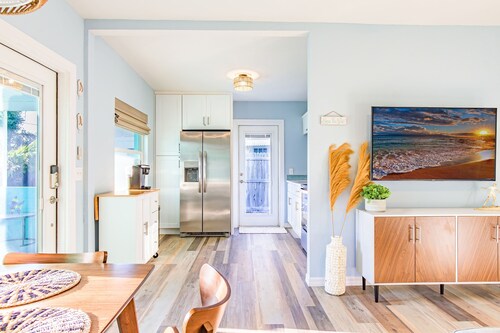 ☀2 Minute Drive to Beach🌴Se La Vie🍹Quiet Neighborhood Location🐬Private Patio