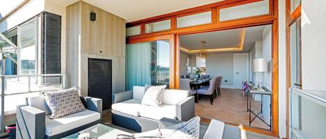 Een televisie, boeken en een kantoor