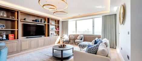 Fernseher, Bücher, Arbeitsbereiche