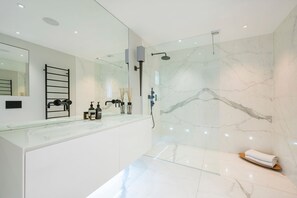 Dusche, Haartrockner, Handtücher, Shampoo