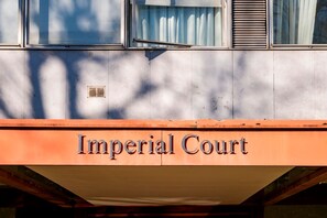 Fachada de un edificio con el letrero 'Imperial Court', indicando el nombre del establecimiento.