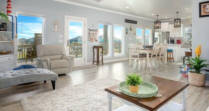 Big Chill - Super cute with outdoor bar, cargo lift, minutes to the beach!
