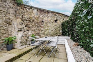 Outdoor dining - Kaolin: Splendid Cornwall Home by STAE-Homes (St Austell)