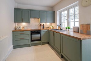 Fridge, microwave, oven, stovetop - Kaolin: Splendid Cornwall Home by STAE-Homes (St Austell)