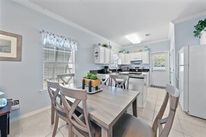 Dining - Orange Beach Villas Seahorse - The Beach is Calling! Book Today (Orange Beach)