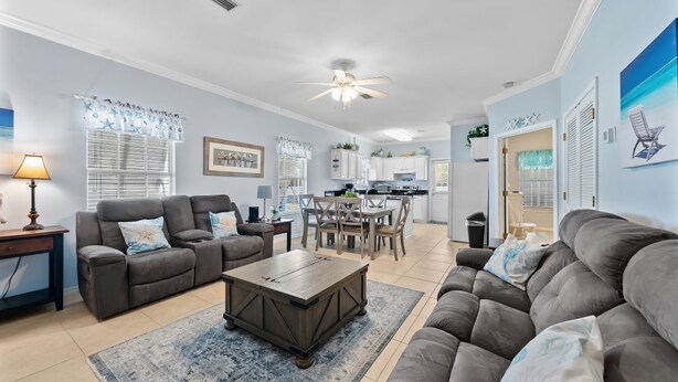 Ein modernes Wohnzimmer mit Sofa, Couchtisch und Essbereich.