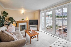 Televisio, takka, työhuone