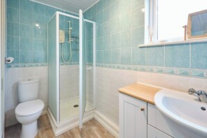 Dusche, Haartrockner, Handtücher, Shampoo