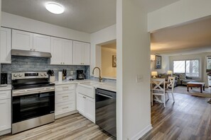 Frigorifero, microonde, piano cottura, lavastoviglie