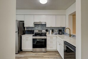 Réfrigérateur, four à micro-ondes, surface de cuisson, lave-vaisselle