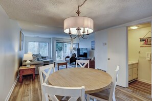 Interior - Sunset Rentals | Courtside 39 (Hilton Head Island)