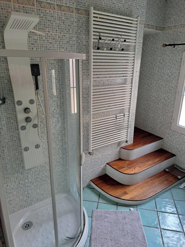 Shower, hair dryer, towels, soap - A peaceful house just for you (La ville-du-Bois)