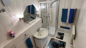 Dusche, Haartrockner, HandtĂŒcher, Seife