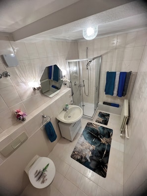 Dusche, Haartrockner, Handtücher, Seife