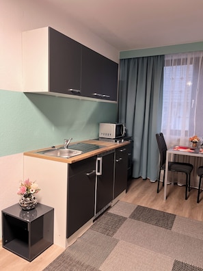 Kühlschrank, Mikrowelle, Wasserkocher, Kochgeschirr/Geschirr/Besteck