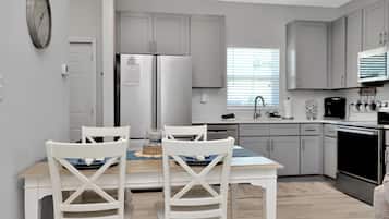 KĂŒhlschrank, Mikrowelle, Ofen, Herdplatte