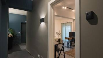Un intérieur moderne avec un couloir menant à une salle à manger.