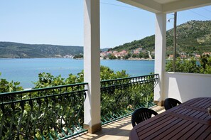A balcony with a view of a lake and hills. - Spacious Seaside Retreat in Poljica (Marina)